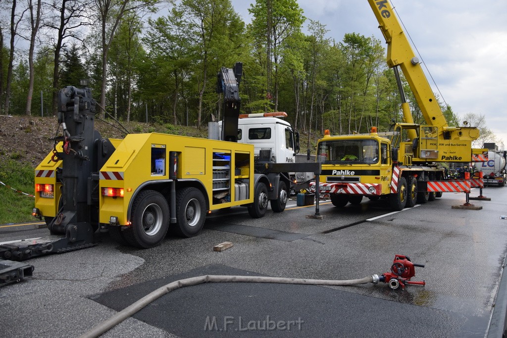 VU Gefahrgut LKW umgestuerzt A 4 Rich Koeln Hoehe AS Gummersbach P392.JPG - Miklos Laubert